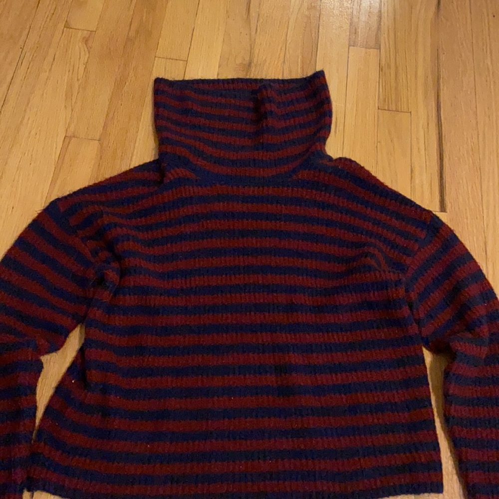 Turtle neck pull over - Picture 2 of 2
